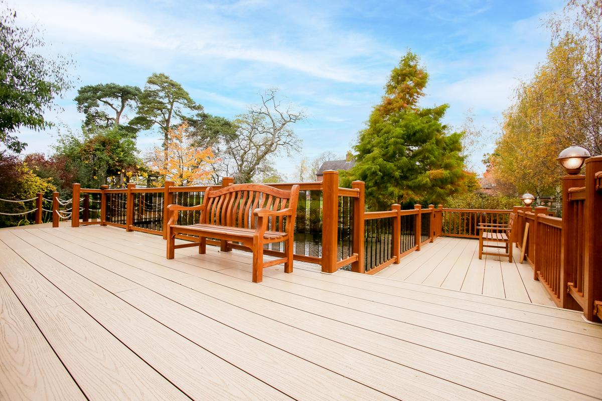 Liniar decking with golden oak balustrades and two benches